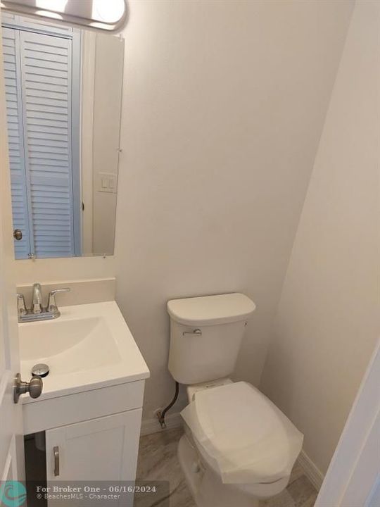 For Sale: $165,000 (1 beds, 1 baths, 696 Square Feet)