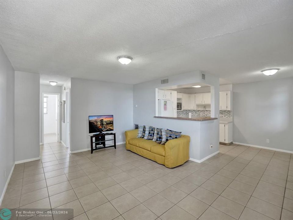 For Sale: $225,000 (1 beds, 1 baths, 850 Square Feet)
