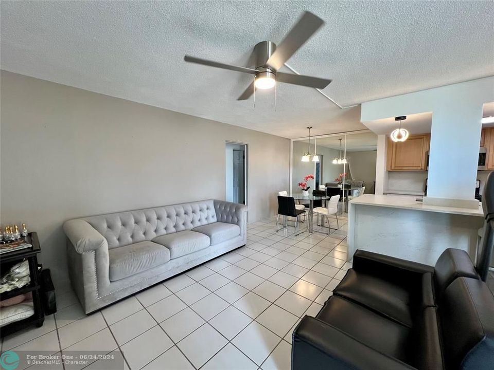 For Rent: $2,200 (2 beds, 1 baths, 750 Square Feet)