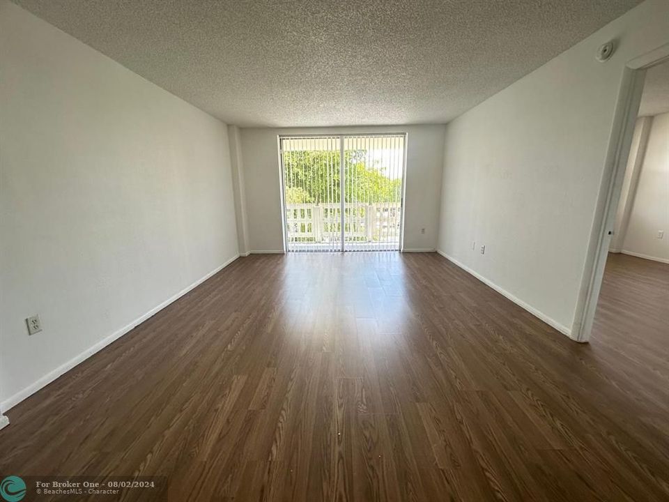 For Rent: $1,600 (1 beds, 1 baths, 840 Square Feet)