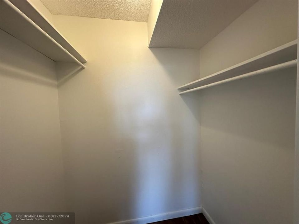 For Rent: $1,600 (1 beds, 1 baths, 840 Square Feet)