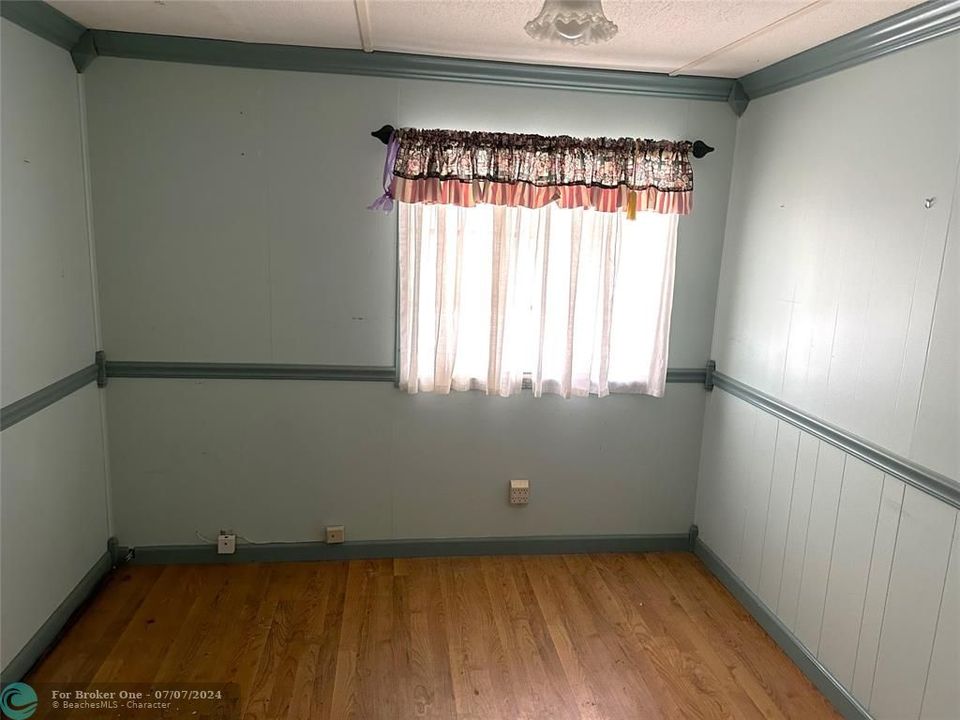 For Sale: $140,000 (2 beds, 1 baths, 886 Square Feet)