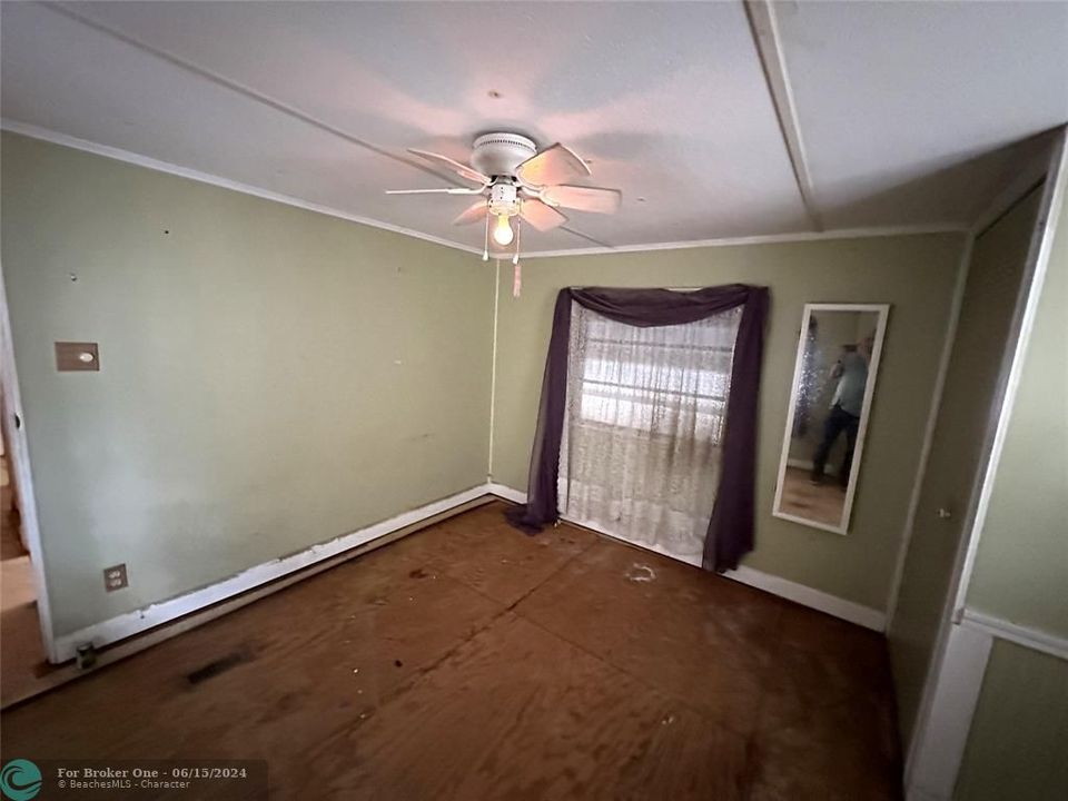 For Sale: $140,000 (2 beds, 1 baths, 886 Square Feet)