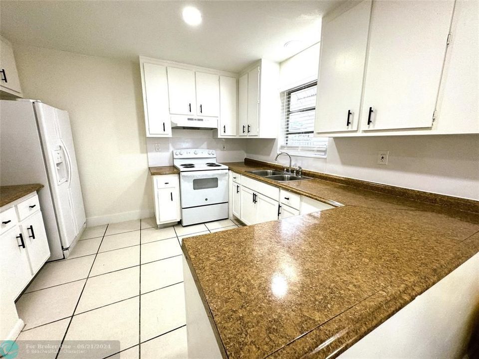 For Sale: $2,600 (3 beds, 1 baths, 2020 Square Feet)