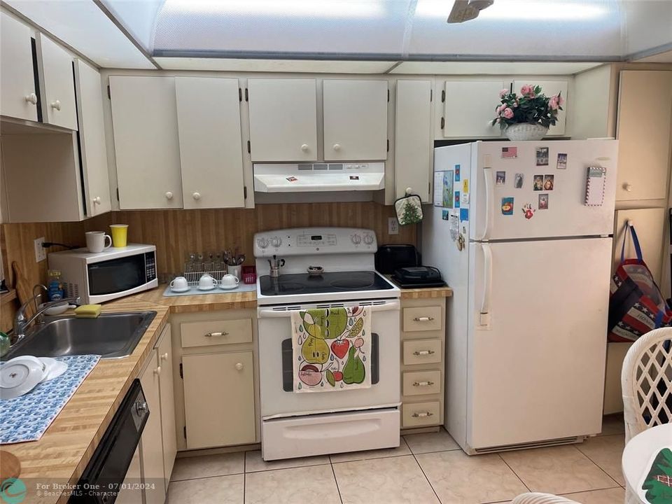 For Sale: $149,900 (1 beds, 1 baths, 680 Square Feet)