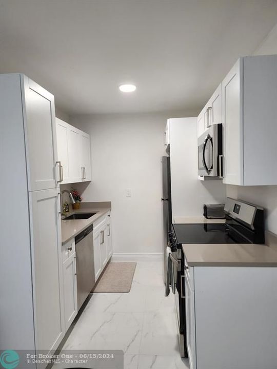 For Sale: $1,750 (1 beds, 1 baths, 700 Square Feet)
