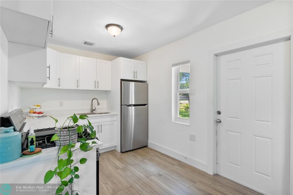 Active With Contract: $475,000 (2 beds, 1 baths, 1095 Square Feet)