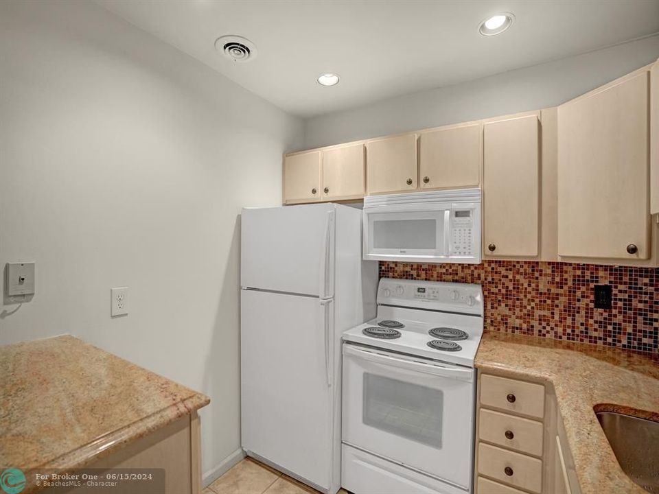 Recently Rented: $1,700 (1 beds, 1 baths, 694 Square Feet)
