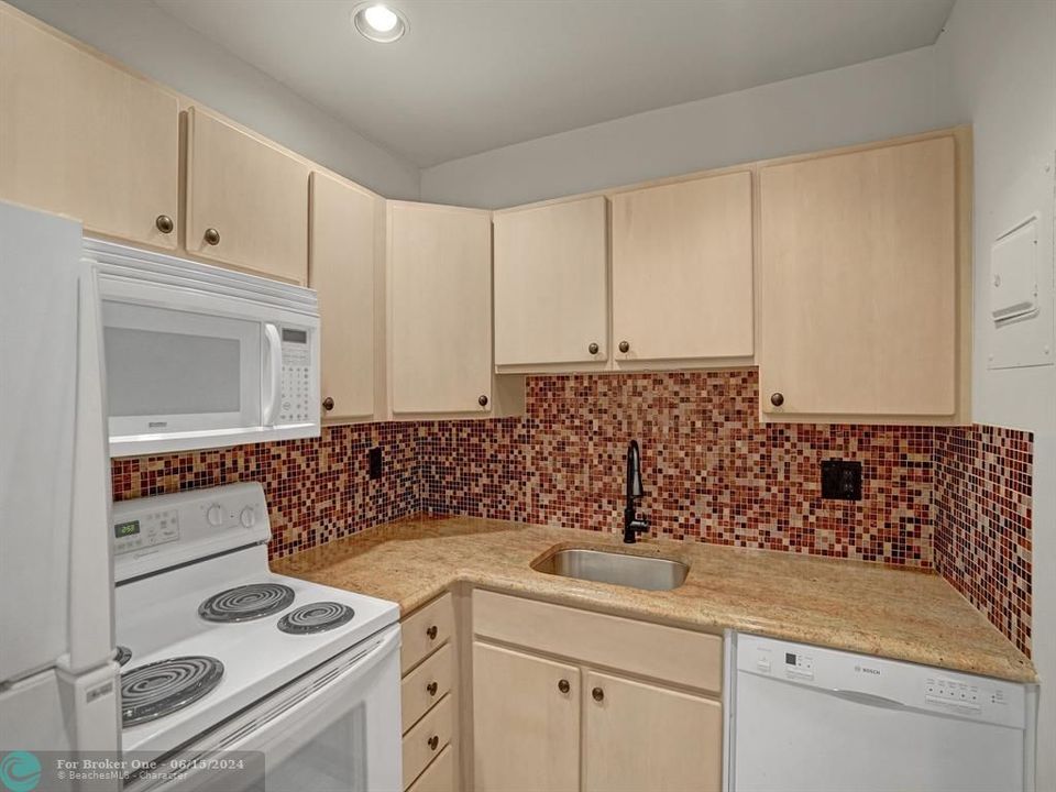 Recently Rented: $1,700 (1 beds, 1 baths, 694 Square Feet)