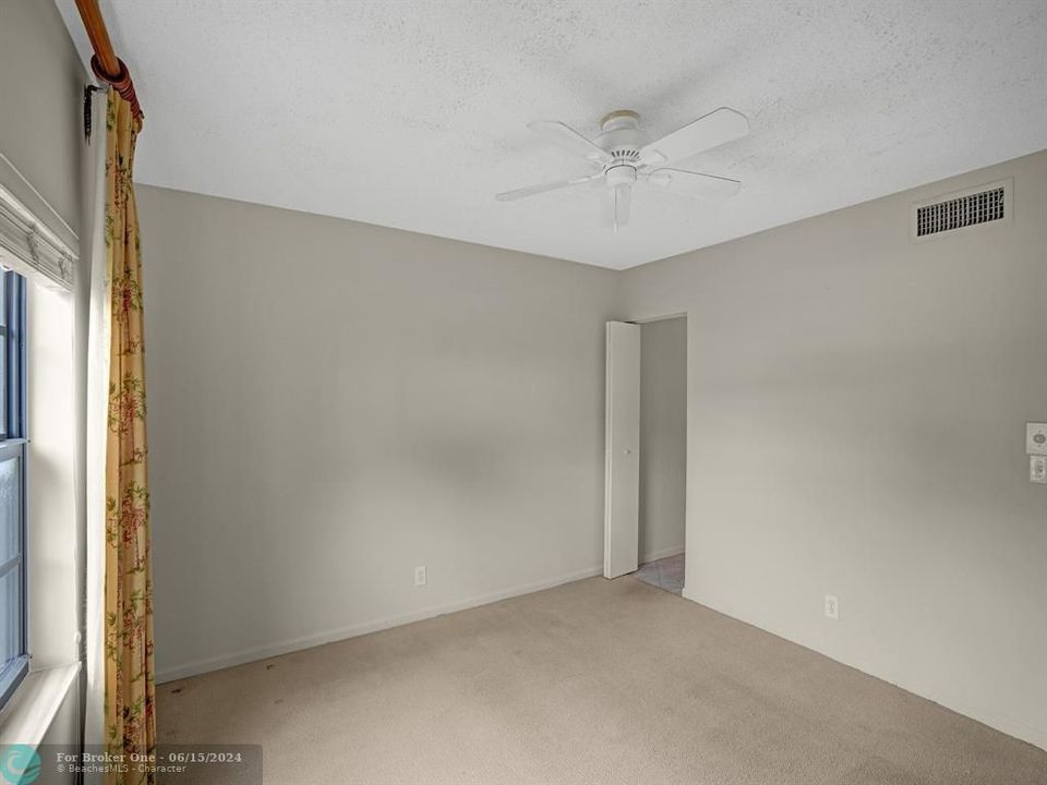 Active With Contract: $1,700 (1 beds, 1 baths, 694 Square Feet)