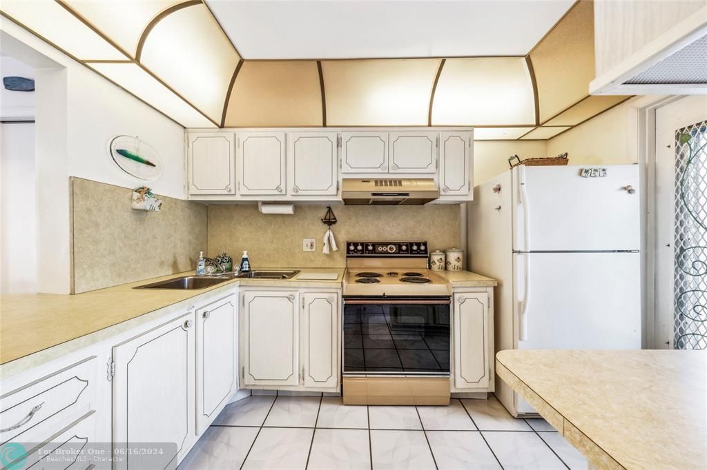 For Sale: $205,000 (1 beds, 1 baths, 700 Square Feet)
