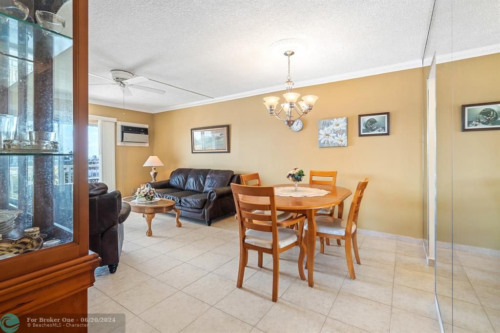 For Sale: $379,999 (2 beds, 1 baths, 810 Square Feet)