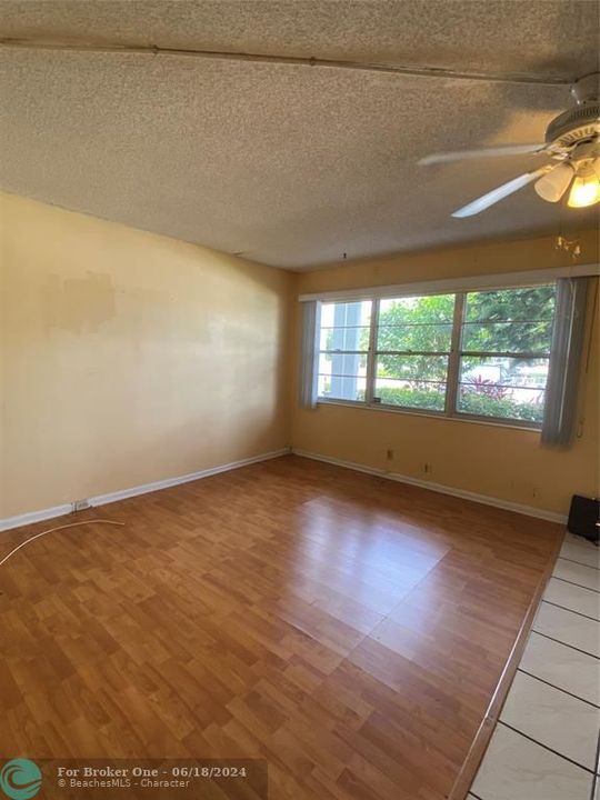 For Sale: $109,900 (1 beds, 1 baths, 695 Square Feet)