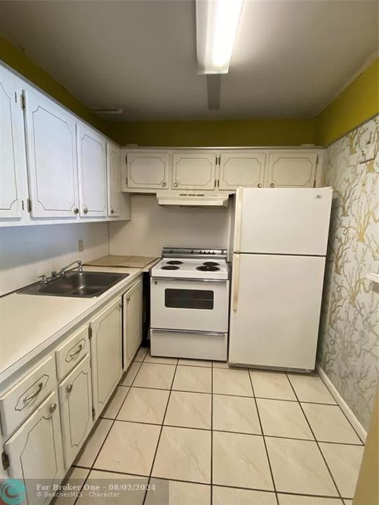 For Sale: $109,900 (1 beds, 1 baths, 695 Square Feet)