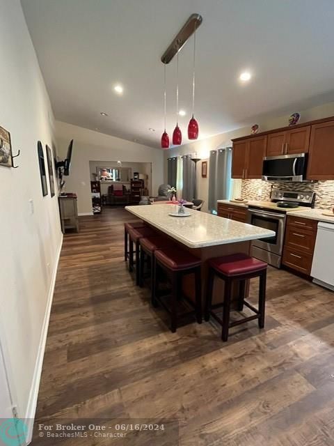 For Sale: $342,900 (2 beds, 2 baths, 1148 Square Feet)