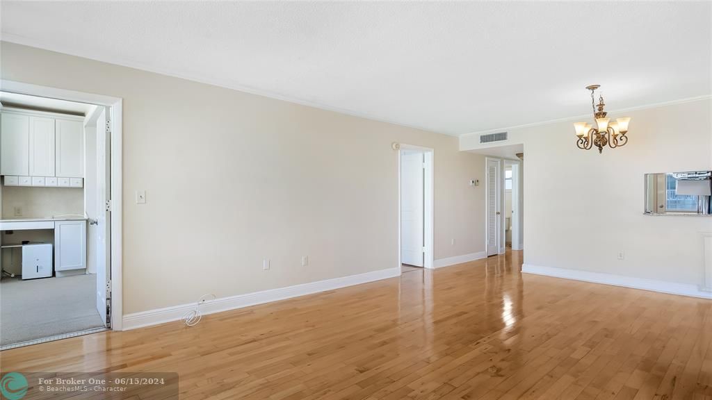 For Sale: $199,000 (1 beds, 1 baths, 782 Square Feet)