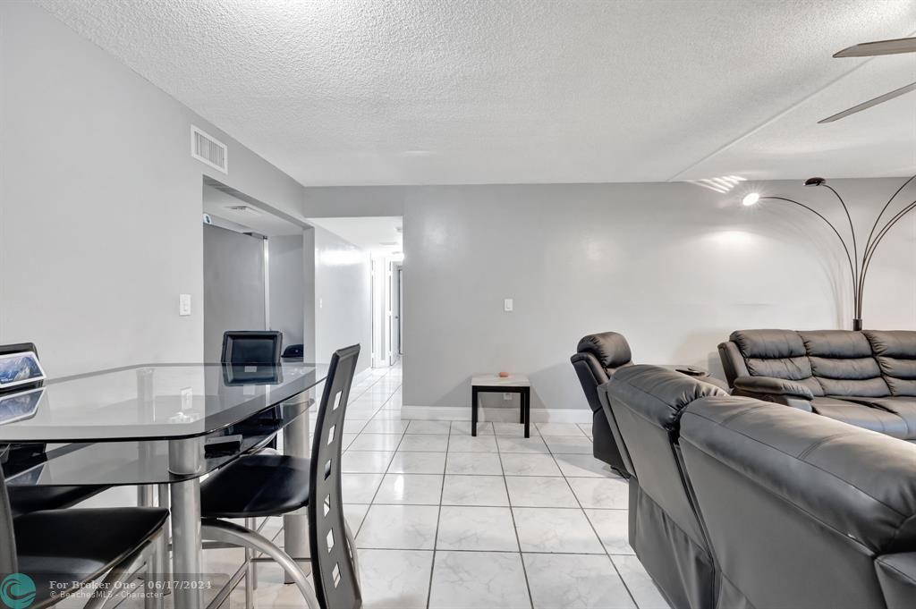 For Sale: $165,000 (2 beds, 2 baths, 1019 Square Feet)