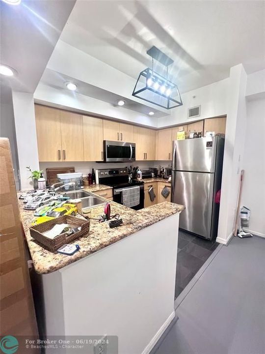For Sale: $349,000 (1 beds, 1 baths, 859 Square Feet)