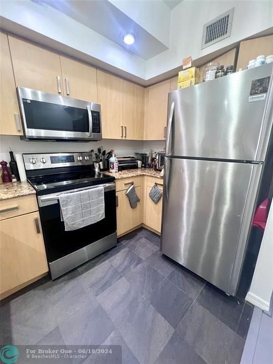 For Sale: $349,000 (1 beds, 1 baths, 859 Square Feet)