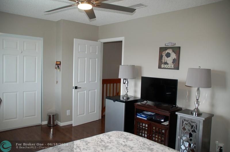 Active With Contract: $299,900 (2 beds, 2 baths, 1174 Square Feet)