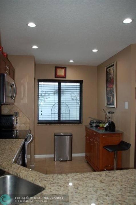 Active With Contract: $299,900 (2 beds, 2 baths, 1174 Square Feet)