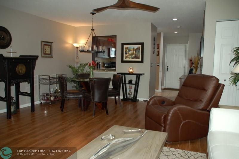 For Sale: $299,900 (2 beds, 2 baths, 1174 Square Feet)