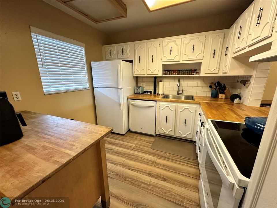 For Sale: $225,000 (2 beds, 2 baths, 1179 Square Feet)