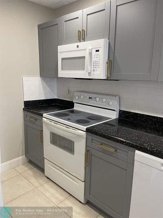 For Rent: $1,900 (2 beds, 2 baths, 737 Square Feet)