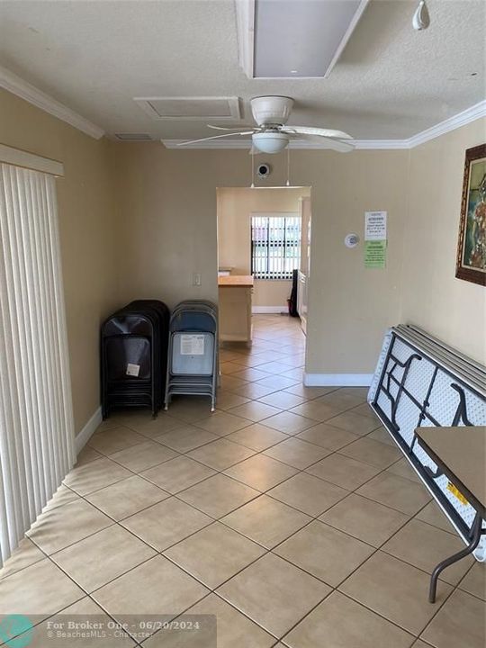 For Sale: $240,000 (1 beds, 1 baths, 966 Square Feet)