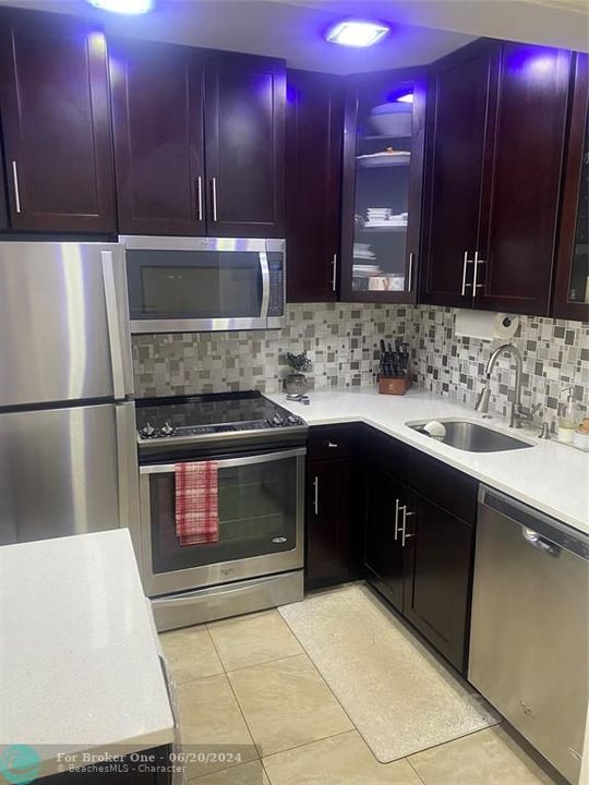 For Sale: $240,000 (1 beds, 1 baths, 966 Square Feet)