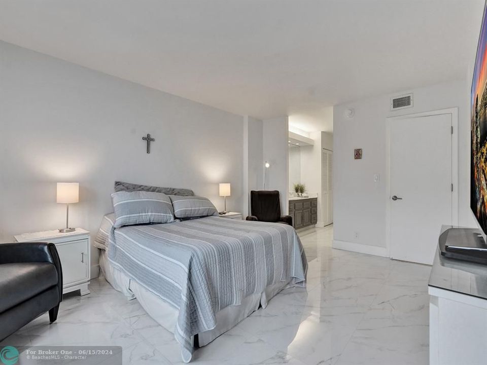 Active With Contract: $4,500 (2 beds, 2 baths, 1433 Square Feet)