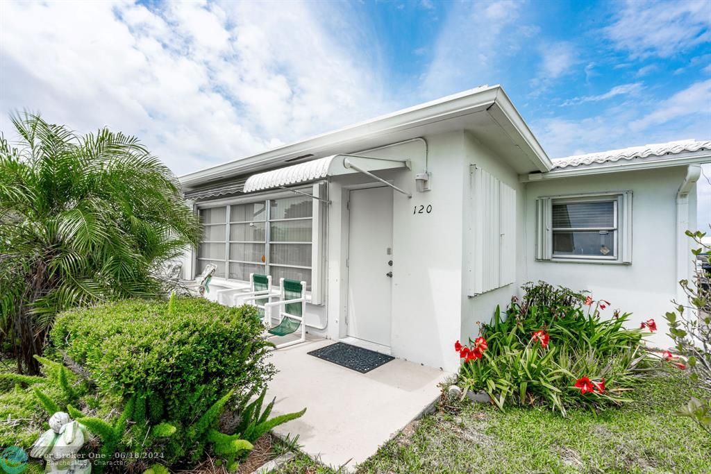 For Sale: $334,900 (2 beds, 2 baths, 1358 Square Feet)