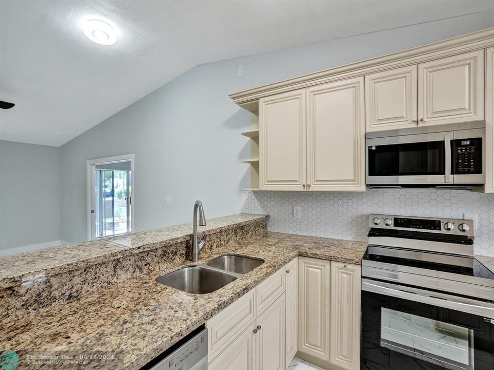 For Sale: $349,000 (2 beds, 2 baths, 1176 Square Feet)