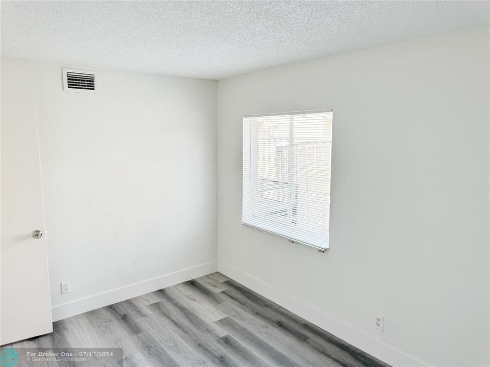 Active With Contract: $170,000 (2 beds, 1 baths, 868 Square Feet)