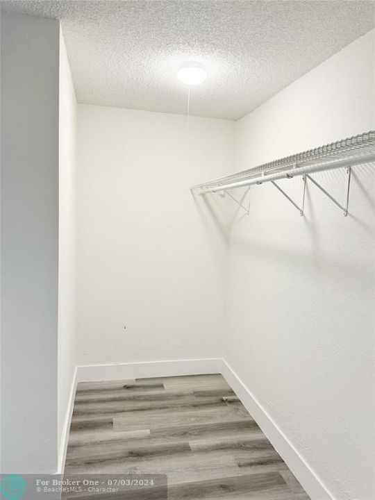 Active With Contract: $170,000 (2 beds, 1 baths, 868 Square Feet)