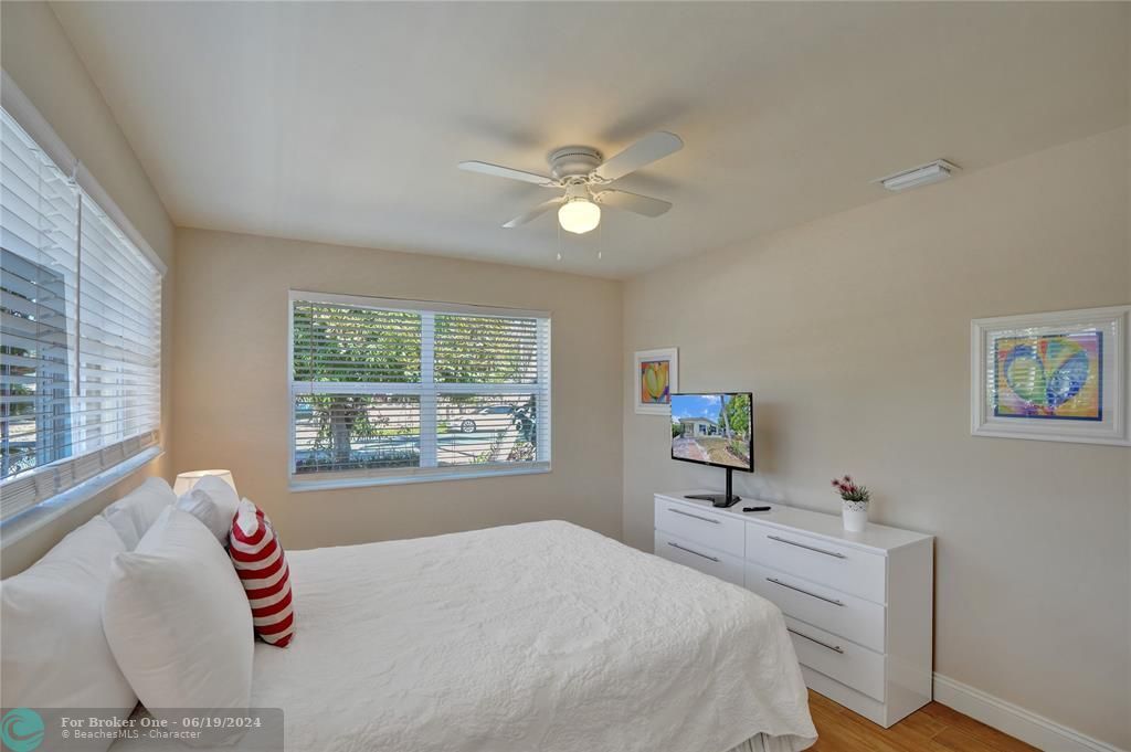 For Sale: $3,500 (3 beds, 2 baths, 1994 Square Feet)