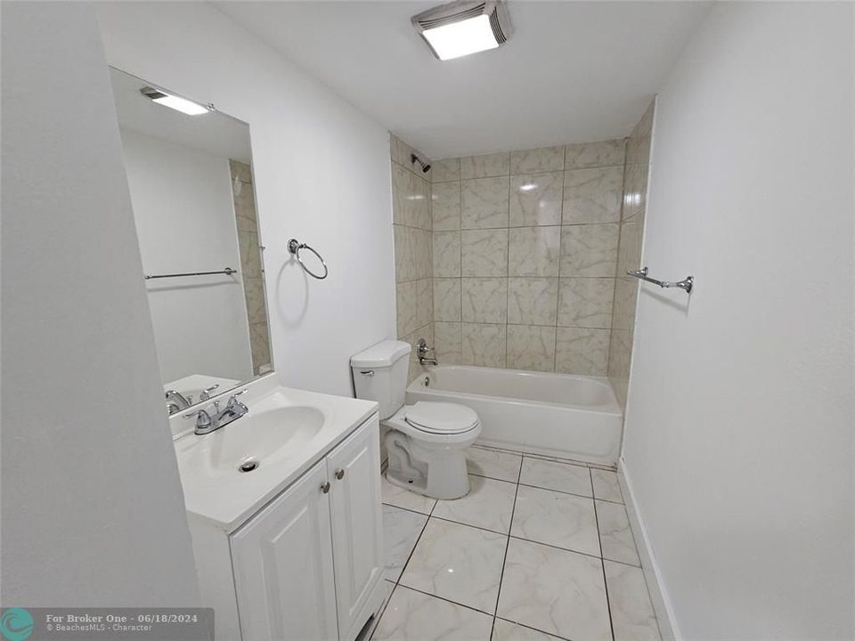 合同活跃: $1,700 (2 贝兹, 2 浴室, 959 平方英尺)