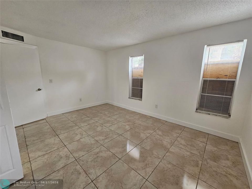 Active With Contract: $1,700 (2 beds, 2 baths, 959 Square Feet)