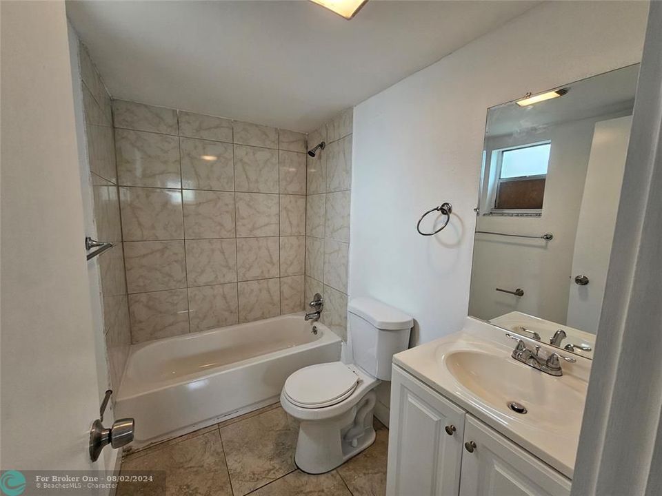 Active With Contract: $1,700 (2 beds, 2 baths, 959 Square Feet)