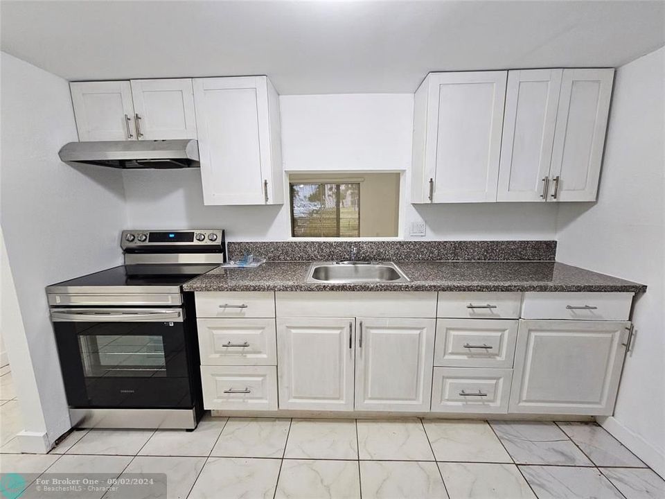 Active With Contract: $1,700 (2 beds, 2 baths, 959 Square Feet)