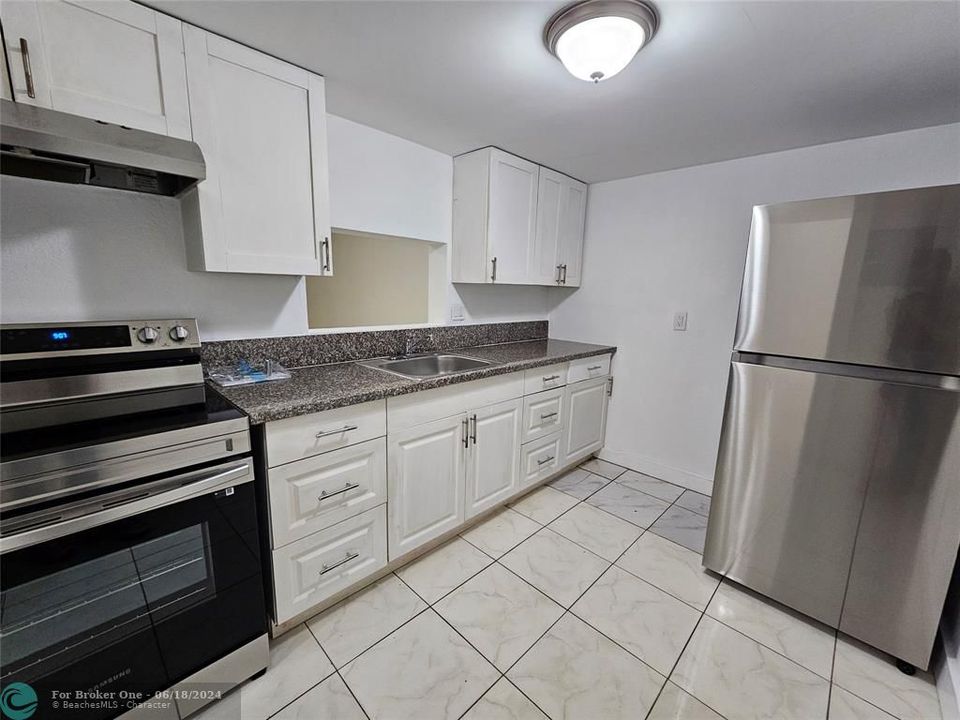 Active With Contract: $1,700 (2 beds, 2 baths, 959 Square Feet)