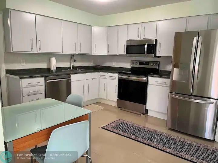 For Rent: $2,800 (2 beds, 1 baths, 760 Square Feet)