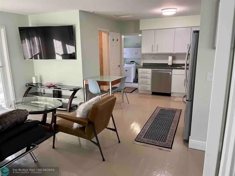 For Rent: $2,800 (2 beds, 1 baths, 760 Square Feet)