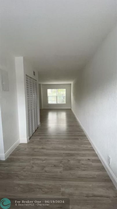 Active With Contract: $2,000 (2 beds, 1 baths, 938 Square Feet)