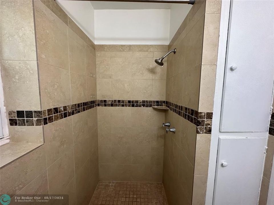 Active With Contract: $1,395 (1 beds, 1 baths, 625 Square Feet)