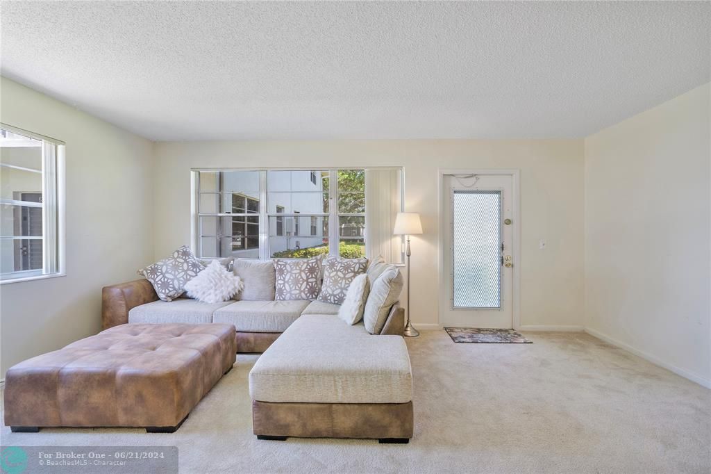Active With Contract: $99,000 (1 beds, 1 baths, 703 Square Feet)