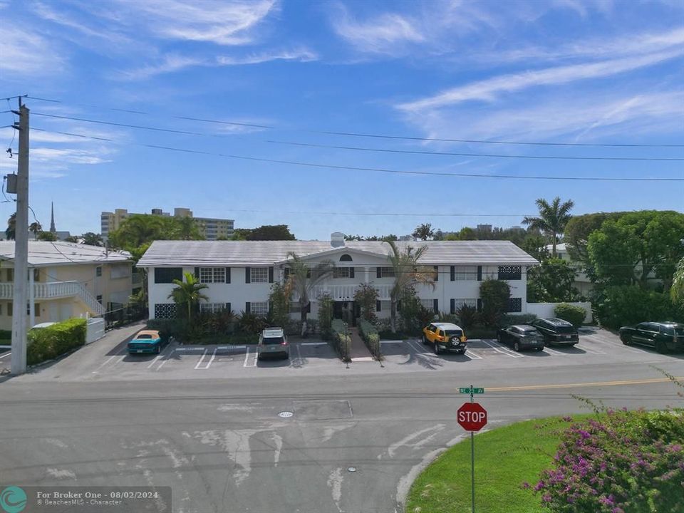 For Sale: $349,000 (2 beds, 2 baths, 942 Square Feet)