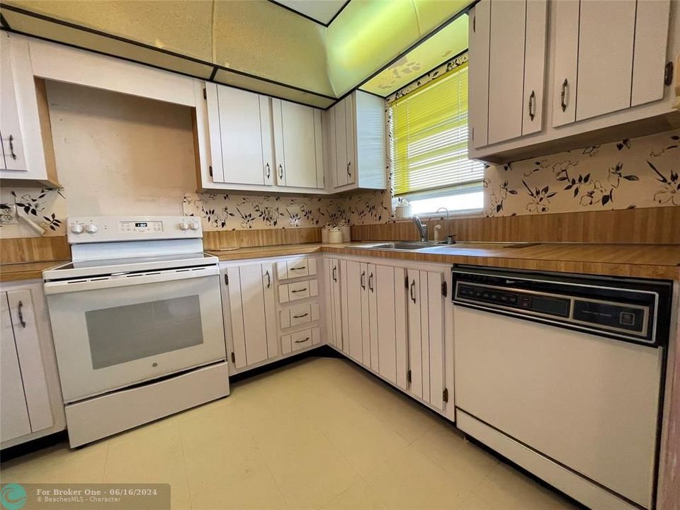 For Sale: $148,000 (2 beds, 2 baths, 1100 Square Feet)