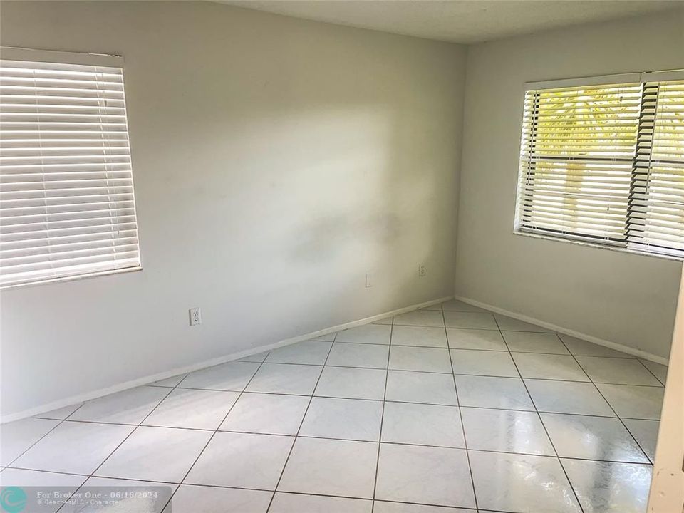 For Sale: $299,000 (2 beds, 2 baths, 1005 Square Feet)