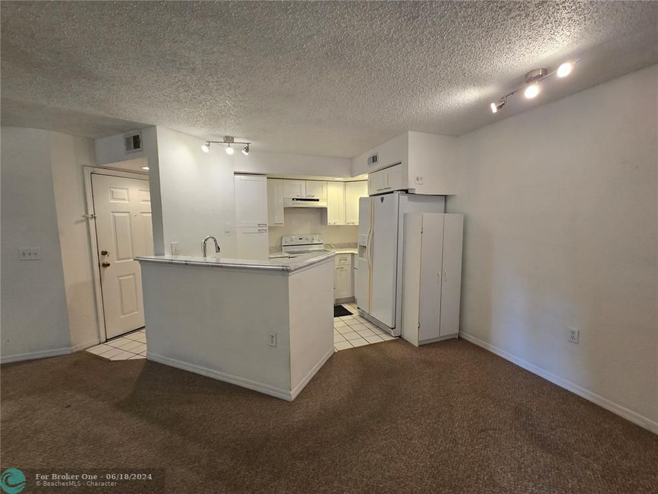 Recently Rented: $1,700 (1 beds, 1 baths, 743 Square Feet)